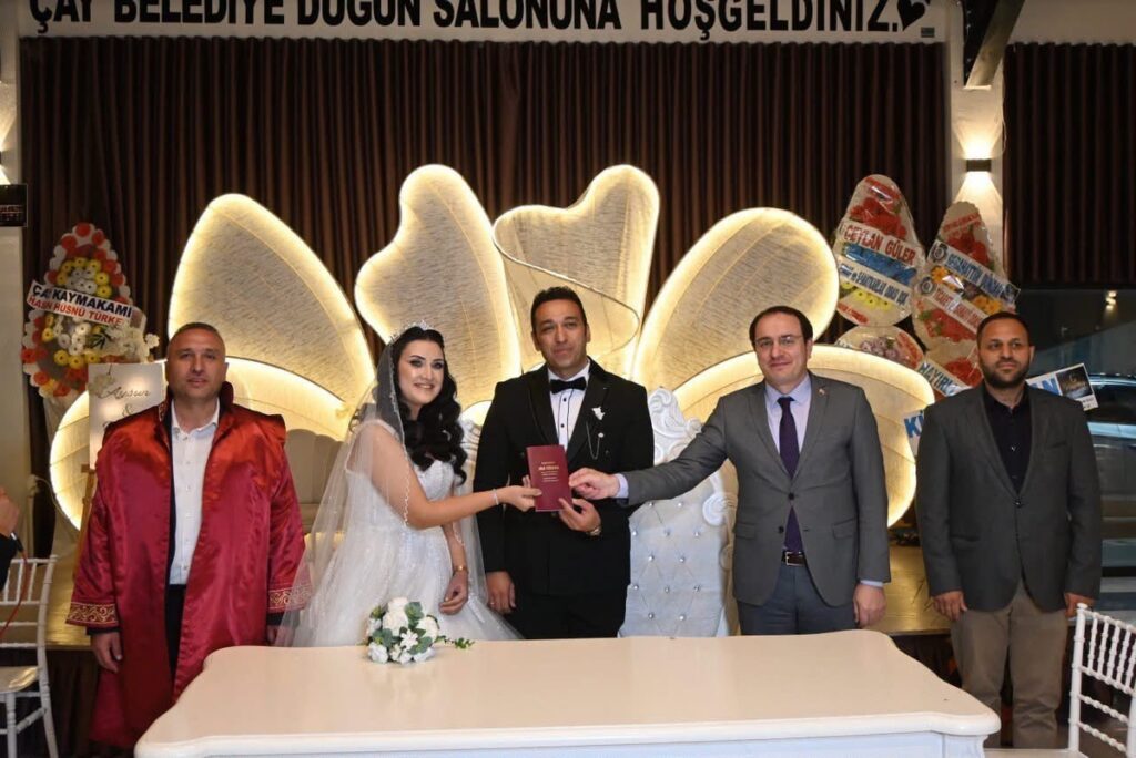 afyonkarahisar-cayda-kaymakam-turker-mesai-arkadaslarinin-nikah-sahitligini-ustlendi-8rMbShgX