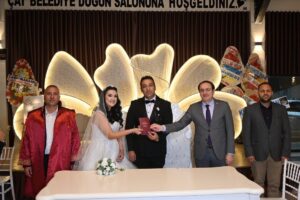 afyonkarahisar-cayda-kaymakam-turker-mesai-arkadaslarinin-nikah-sahitligini-ustlendi-8rMbShgX